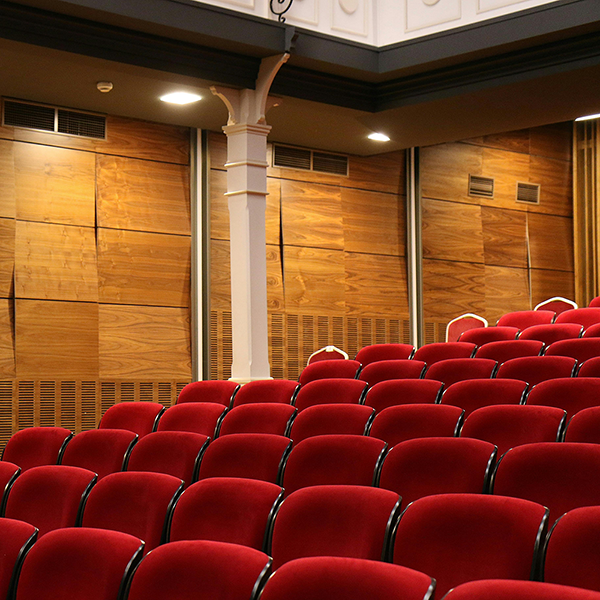 ΑΝΑΚΑΙΝΙΣΗ ΘΕΑΤΡΙΚΩΝ ΚΑΘΙΣΜΑΤΩΝ 06